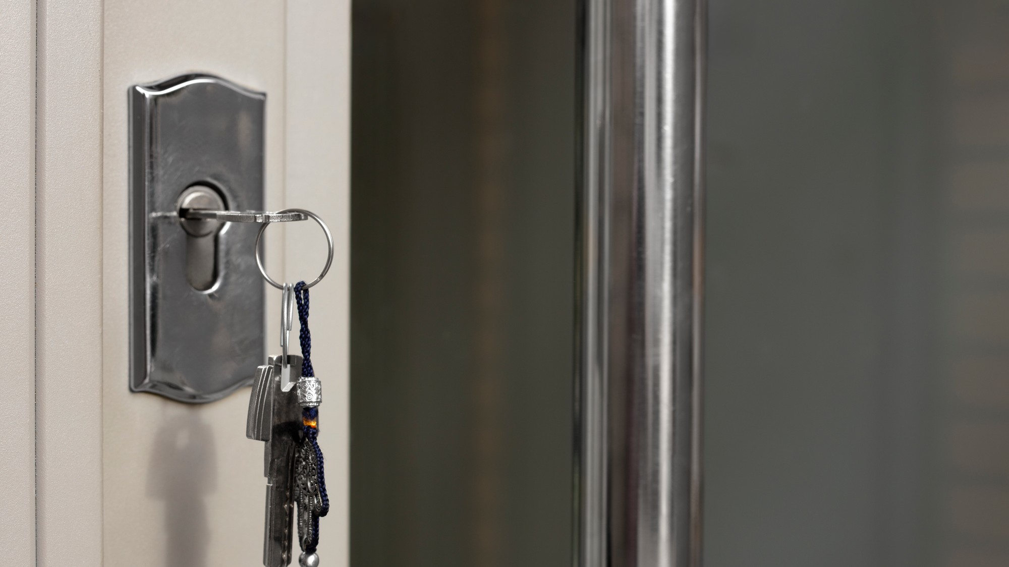 Nenechávajte kľúče v zámku. Tento zvyk nezvyšuje bezpečnosť, práve naopak.