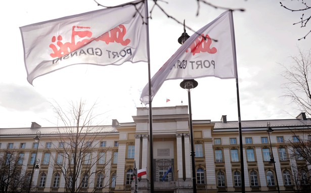 Związkowcy protestują pod oknem Tuska