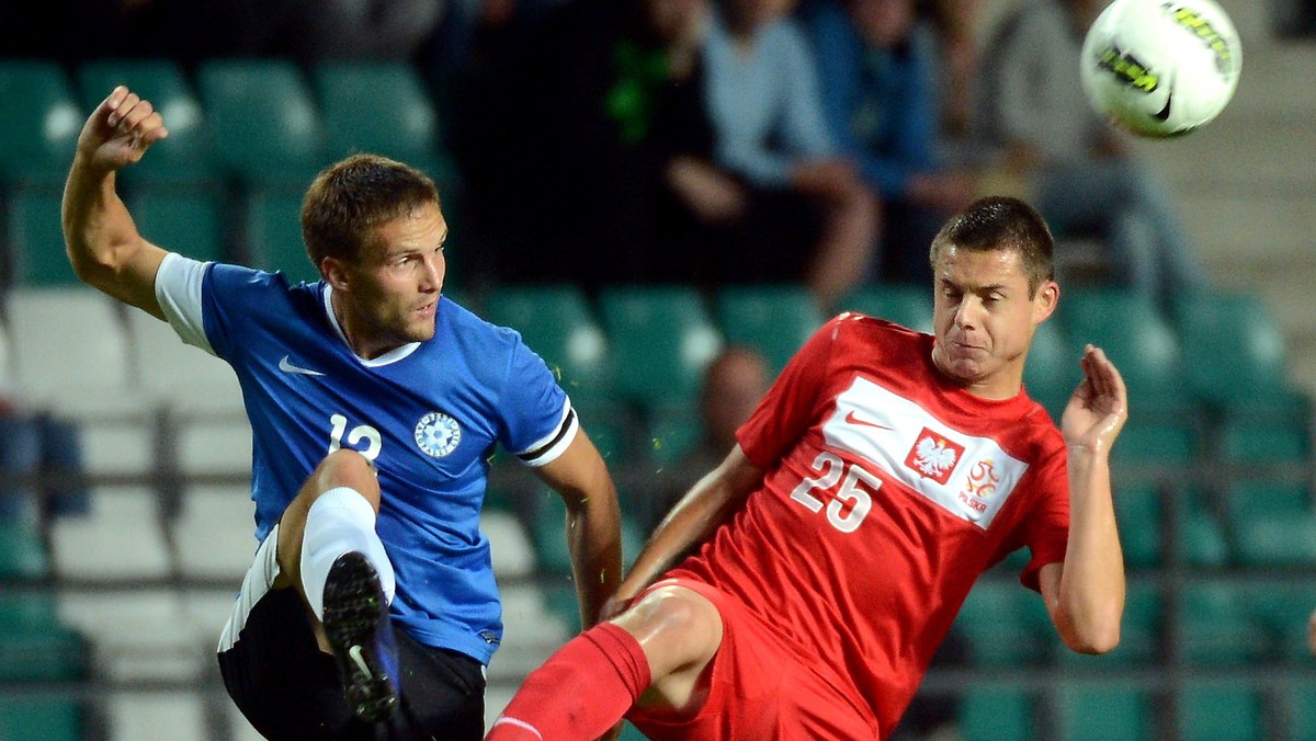 Reprezentacja Polski po bramce straconej w doliczonym czasie gry przegrała z Estonią 0:1. To była pierwsza taka porażka Biało-Czerwonych w historii i jednocześnie debiut Waldemara Fornalika w roli selekcjonera. Polska prasa podkreśla, że w grze piłkarzy nic nie zmieniło się od czasu Euro 2012.