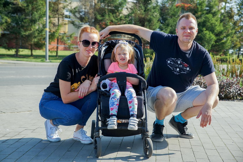 Dominika Paduch (29 l.) i Marcin Chmiell (32 l.) z córką Marianną (2 l.)