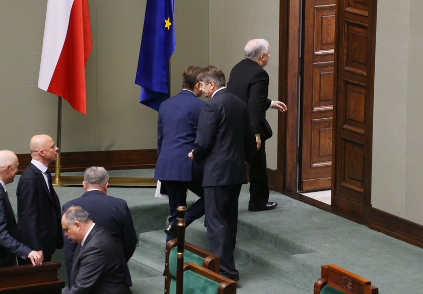 Jarosław Kaczyński potknął się w Sejmie