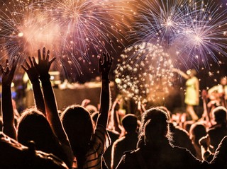 Sylwestry miejskie 2023/24. Gdzie będzie można bawić się pod chmurką? [ZESTAWIENIE]