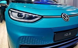 Volkswagen ID.3 1ST debiutuje. Pierwszych kierowców zaskoczy rekompensata "za cierpliwość"