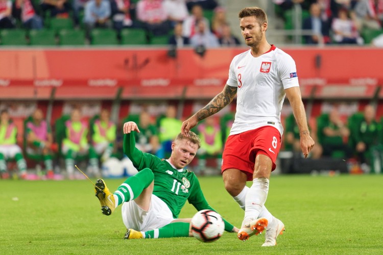 Piłkarz reprezentacji Polski AKarol Linetty (P) i Aiden O'Brien (L) z Irlandii