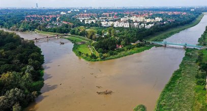 IMGW alarmuje! W tych regionach fala powodziowa jeszcze nie ustąpiła. Gdzie trzeba uważać?