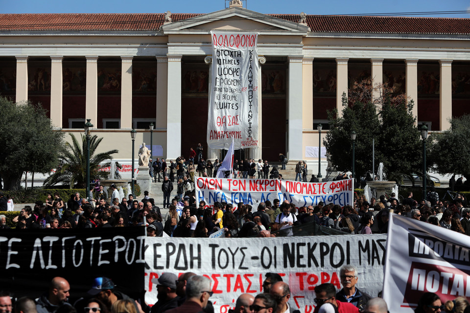 Katastrofa kolejowa i protesty. Dziesiątki tysięcy ludzi na ulicach Aten