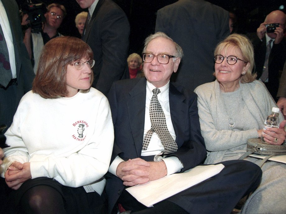 Warren Buffett sitting between his first wife, Susan, right, and their daughter, Susan, before the annual Berkshire Hathaway shareholders meeting in Omaha in 1997.