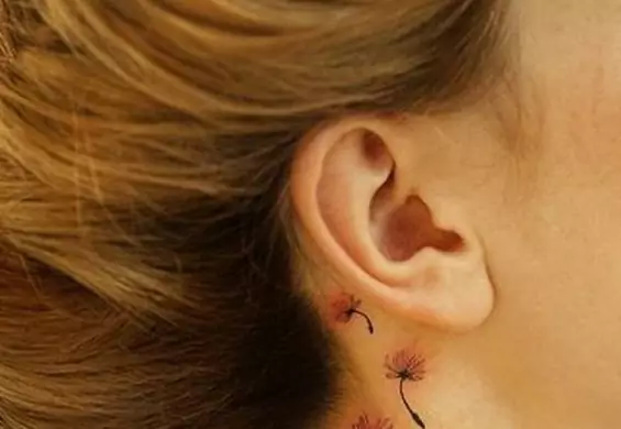 20 delikatnych tatuaży, które kryją się tuż za uchem - dyskretne i seksowne