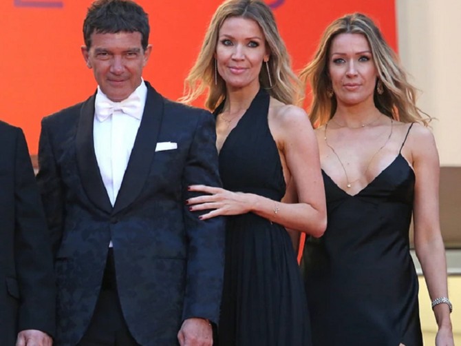 Antonio Banderas sa Nikol Kimpel i njenom sestrom bliznakinjom