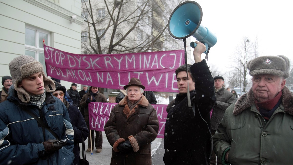 Przed ambasadą Litwy w Warszawie odbyła się pikieta przeciwko projektowi nowelizacji ustawy o oświacie, którą zamierza uchwalić litewski Sejm. Zdaniem demonstrantów przyjęcie noweli spowoduje zmniejszenie liczby polskich szkól o połowę. Demonstranci zaopatrzeni w transparenty z hasłami "»Nie« dla zamykania polskich szkół na Litwie" wykrzykiwali w stronę ambasady "»Nie« dla litewskiego szowinizmu" i "Język polski w polskich szkołach".