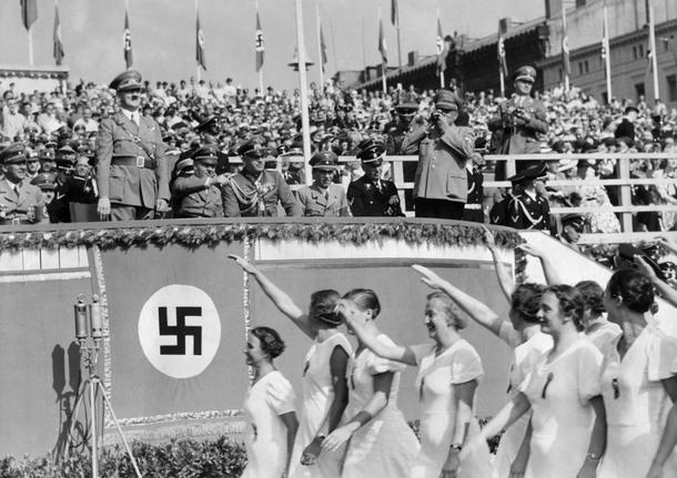 Festiwal Gimnastyki i Sportu we Wrocławiu, na trybunie stoi Adolf Hitler, 31 lipca 1938 r.