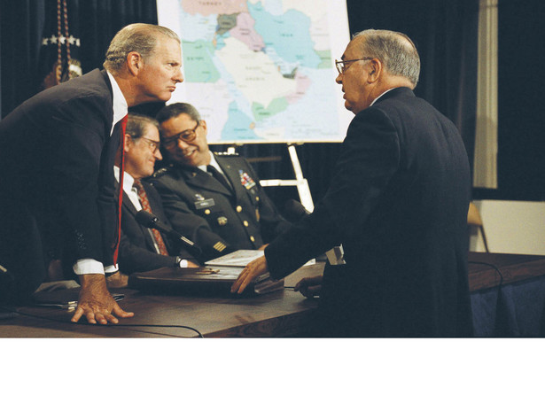 Były szef CIA William Webster (drugi od lewej) podczas narady w trakcie operacji Pustynna Burza, sierpień 1990 r.