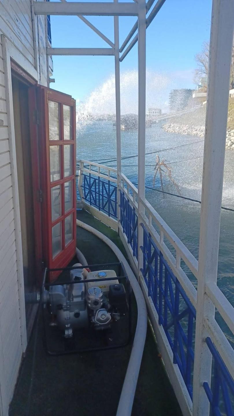 Zábery zo zásahu hasičov na potápajúcej sa lodi.