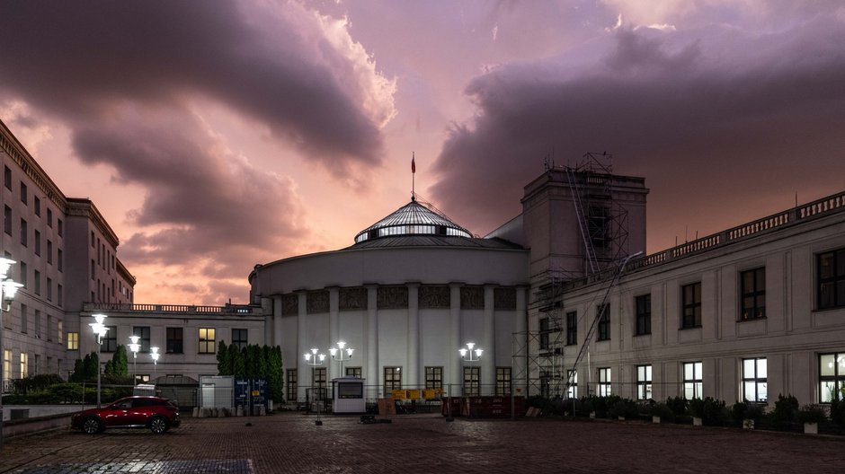 Uchwalony przez parlamentarzystów Polski Ład jest przykładem łamania zasad poprawnej legislacji: niechlujnego konstruowania przepisów, pośpiechu, braku analiz, chaosu, wrzutek do ustaw bez konsultacji, mnożących się zmian, ciągłego naprawiania błędów, odsuwania w czasie przepisów, niewystarczającego vacatio legis — uważa Małgorzata Samborska, doradca podatkowy, partner Grant Thornton