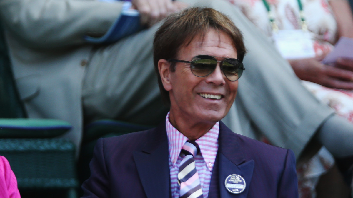 Niezwykle popularny piosenkarz Cliff Richard ma poważne kłopoty. Jego dom został przeszukany w związku z podejrzeniami o kontakty seksualne z chłopcem, który miał mniej niż 16 lat. Przebywający obecnie w Portugalii muzyk o przeszukaniu dowiedział się z telewizji.