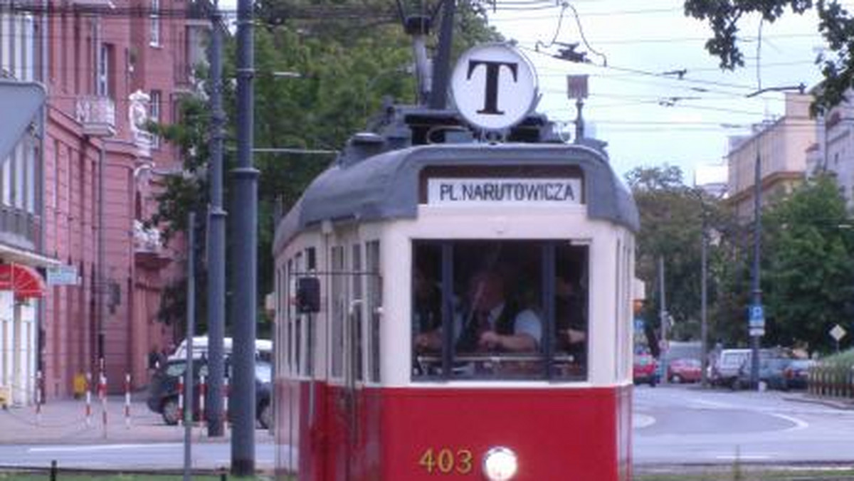 W sobotę, 7 czerwca, po raz pierwszy w tym sezonie, na stołeczne tory wyjedzie linia "T". Zabytkowy tramwaj wyruszy z placu Narutowicza, pojedzie mostem Śląsko-Dąbrowskim na Pragę i powróci na Ochotę mostem Gdańskim. Będzie kursował w weekendy i niektóre święta aż do końca września.