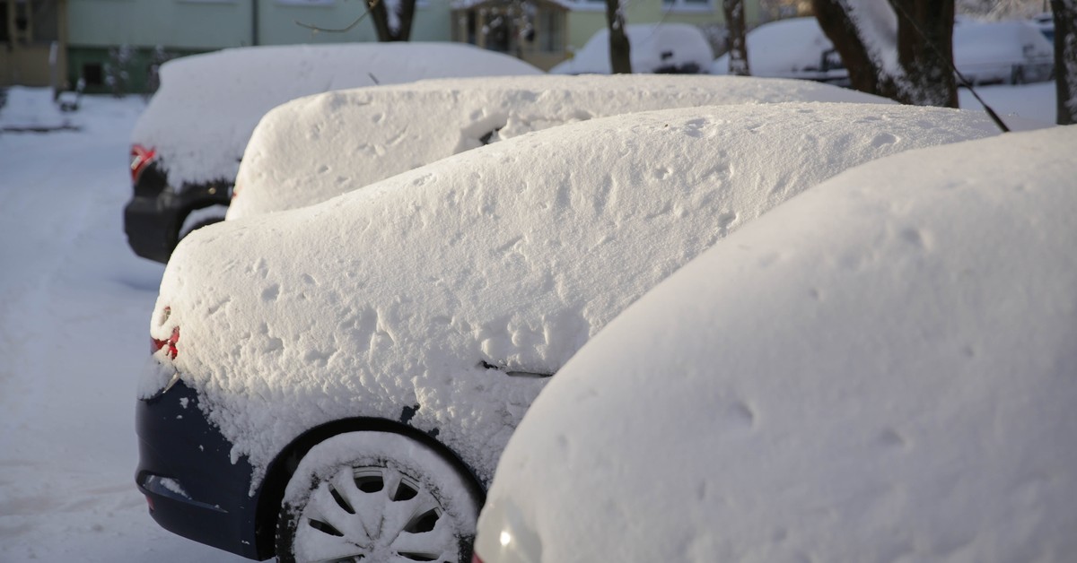 Opady śniegu sparaliżowały transport w części kraju. Ważna trasa zablokowana