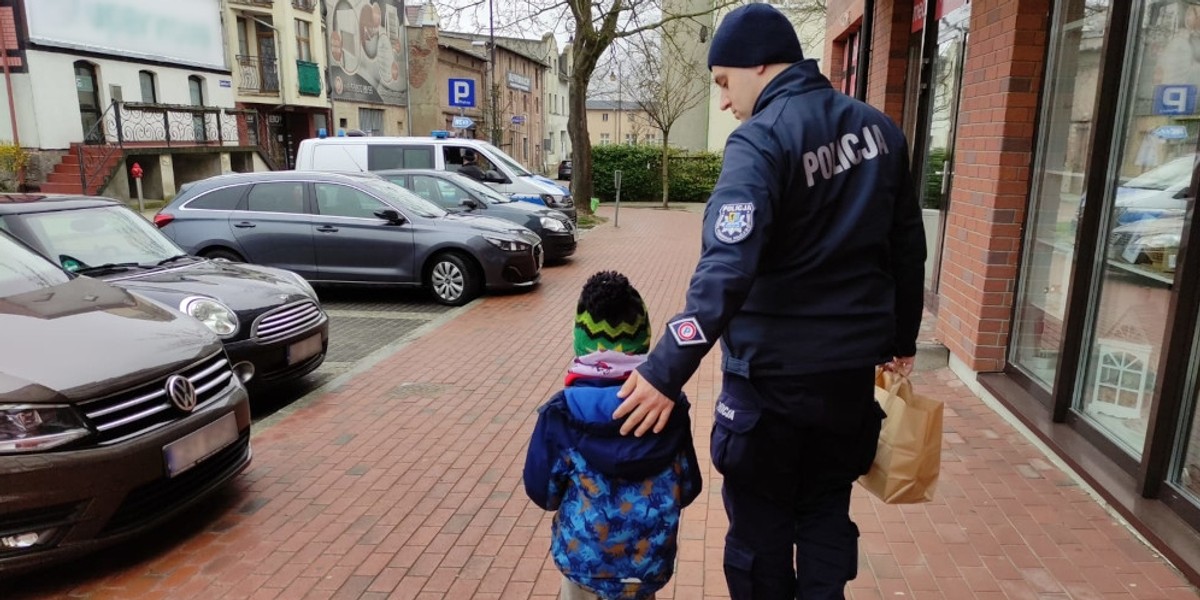 Bytów. Pijani dziadkowie opiekowali się wnukami. Mieli prawie 2 promile.