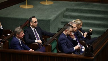 zaskakująco duży wzrost poparcia dla jednej partii. najnowszy sondaż