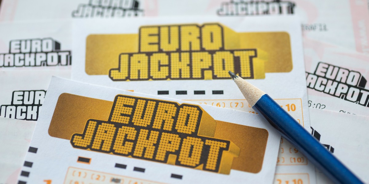 W Eurojackpot trzeba wytypować 5 z 50 liczb oraz 2 z 12. Liczby można wskazać samodzielnie lub wybrać metodę chybił trafił. 