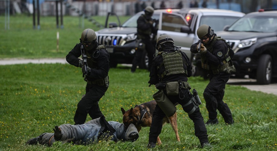 Ćwiczenia funkcjonariuszy Biura Operacji Antyterrorystycznych KGP, sprawdzające stan przygotowań antyterrorystów do szczytu NATO i Światowych Dni Młodzieży