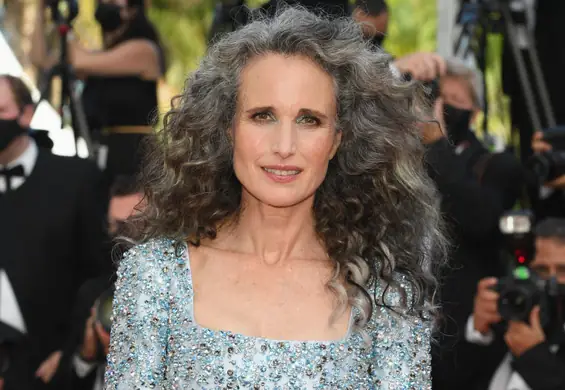 Siwe włosy i naturalna twarz. Andie MacDowell olśniewa Cannes  i zmienia kanony piękna