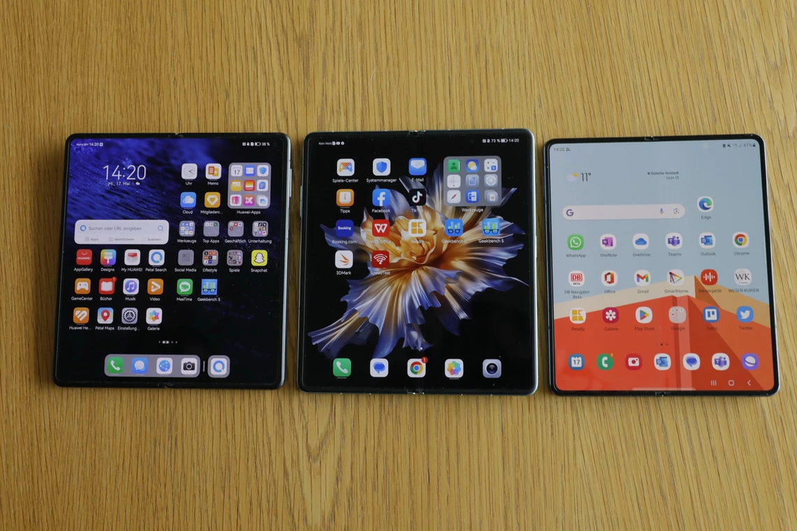 Huawei Mate X3 (po lewej) otworzył się obok Honor Magic Vs i Samsung Galaxy Z Fold 4