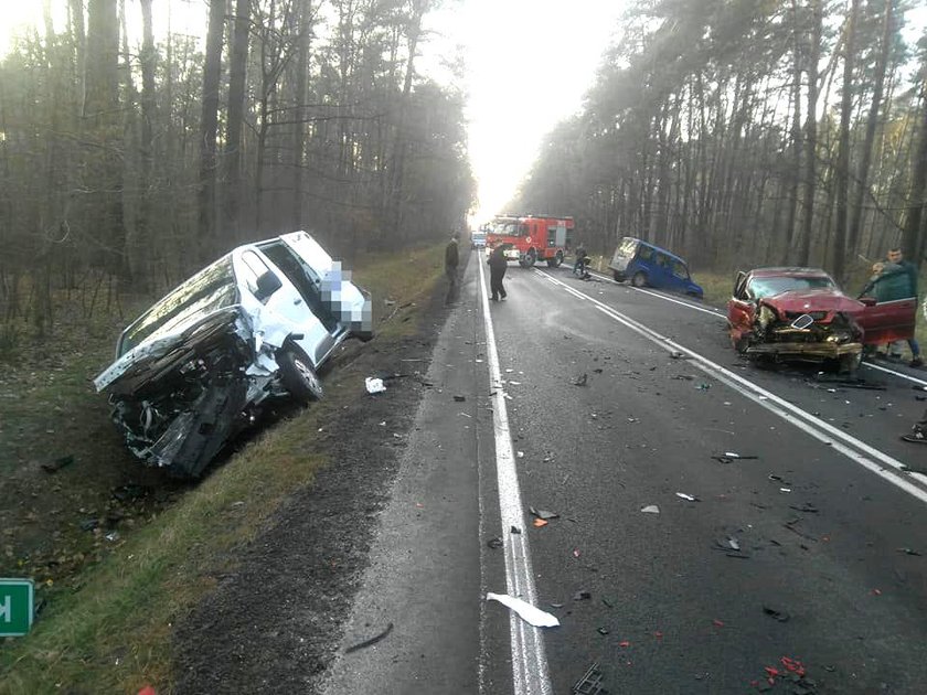 Wypadek na DK nr 74. Trzy zmiażdżone auta, siedem osób rannych