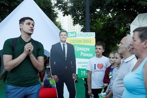 Roman Hryshchuk speaks during a meeting with voters in Kiev