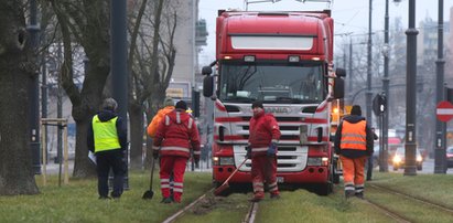 TIR na torowisku w Łodzi. Policja: miał cofnięty licznik?