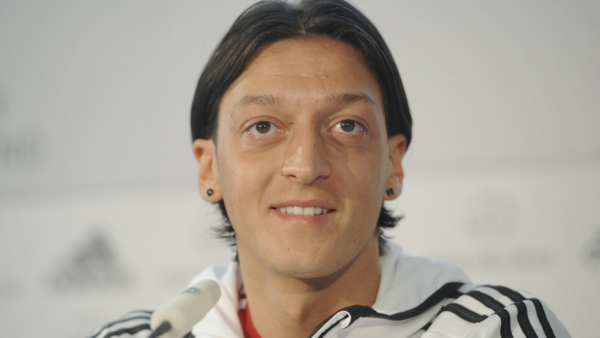 Niemiecki pomocnik Mesut Ozil powiedział, że celem jego drużyny na Euro będzie złoty medal. - Tytuł jest naszym celem i nic innego nie zaakceptuję - podkreślił piłkarz. - Jestem przekonany w stu procentach, że możemy to zrobić.