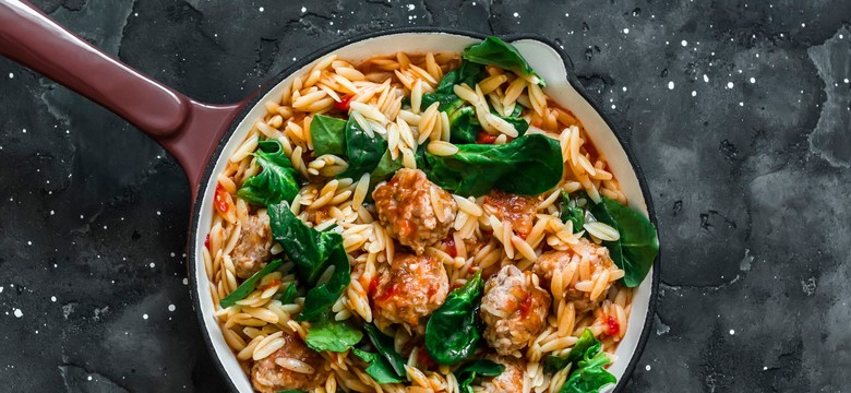 Pyszny obiad na gorące dni. Dietetyczny makaron orzo z kurczakiem i szpinakiem