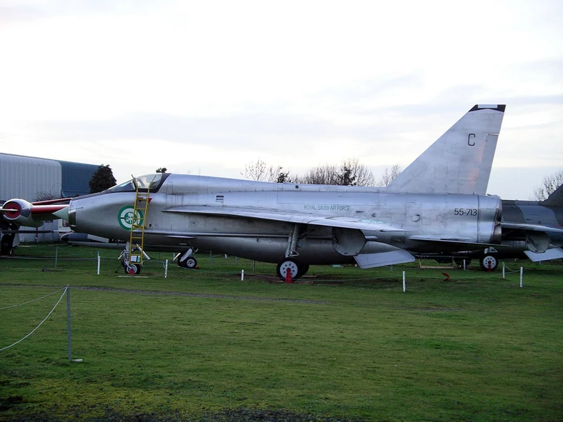 Walter "Taffy" Holden w ciągu 12minutowego lotu pięć razy o włos
