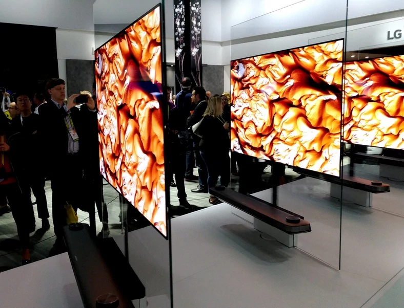 LG Signature OLED TV W przyklejony do szklanych tafli szkła, które były grubsze od samego telewizora!