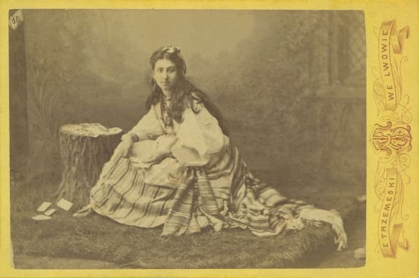 Maria Amelia z Ostaszewskich Dzieduszycka w stroju cygańskim, ok. 1870 r. (fot. Edward Trzemeski, domena publiczna).