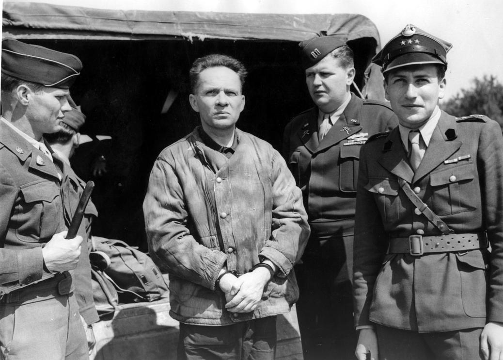 Rudolf Höss w czerwcu 1946 r. na lotnisku w Norymberdze podczas jego ekstradycji do Polski