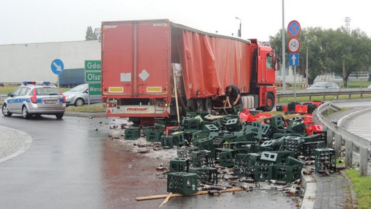 Potężny TIR załadowany piwem w puszkach uległ wypadkowi na ulicy Łódzkiej w Toruniu czyli na drodze krajowej nr 91 dawnej 1 dokładnie na rondzie gdzie skręca się na nowy most przez Wisłę.