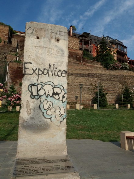 Kawałek muru berlińskiego ustawiony w Tbilisi w Gruzji