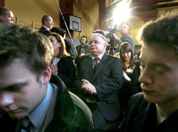 "Prezydent zyska respekt dając dłoń Wałęsie"