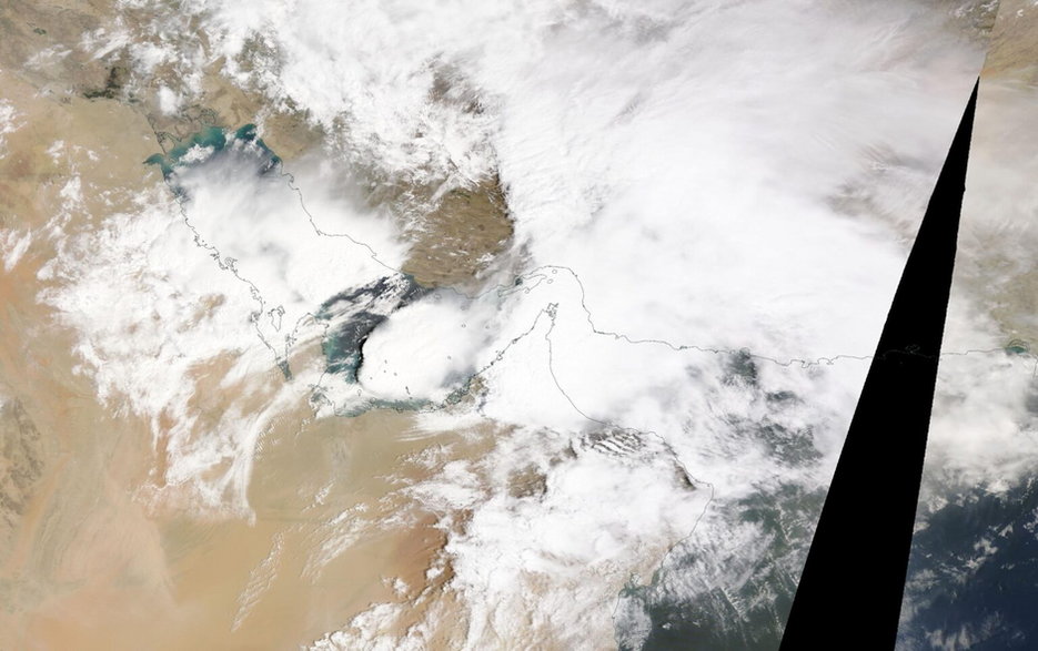 Zdjęcie satelitarne części Bliskiego Wschodu z 16 kwietnia z widocznymi rozległymi chmurami burzowymi