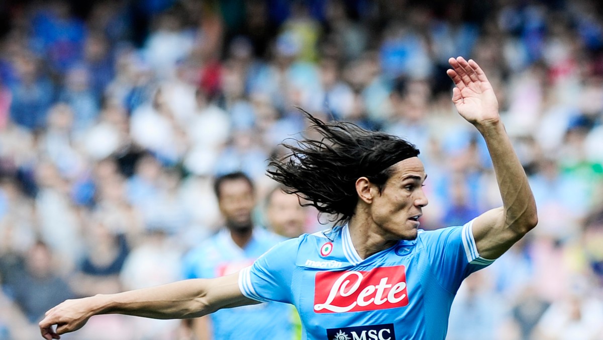 W rozmowie z dziennikarzami napastnik SSC Napoli Edinson Cavani skrytykował...swoich rodziców, którzy regularnie wypowiadają się na temat transferu syna. - To, co robią po prostu mi szkodzi - uważa Urugwajczyk.