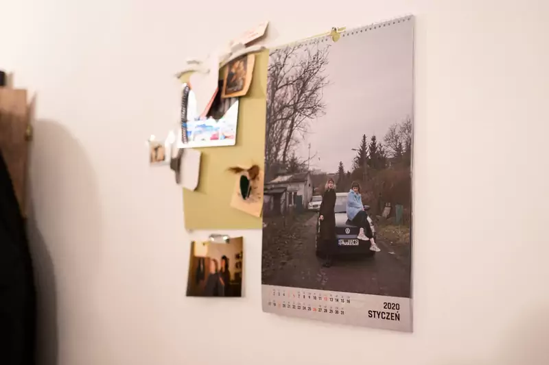 Kalendarz, w tle Volkswagena Passat, foto: Dominik Czerny
