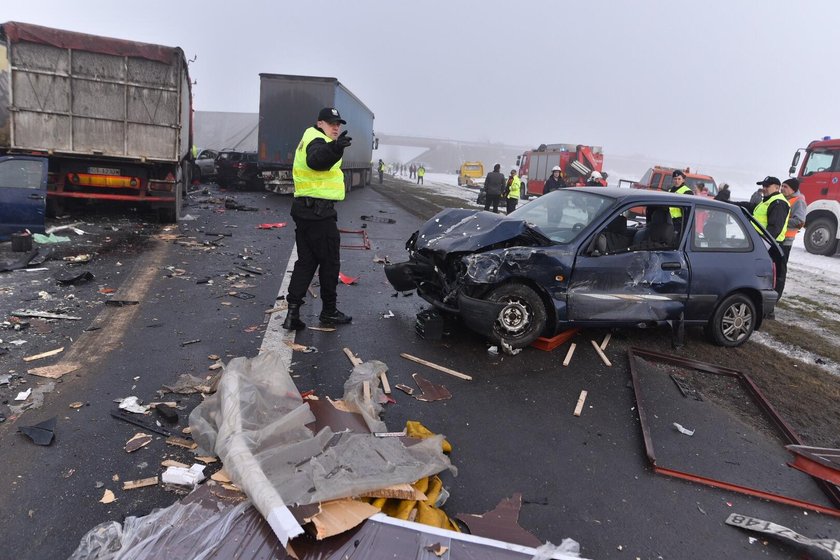 Karambol na A1. Ponad 70 rozbitych aut niedaleko Piotrkowa Trybunalskiego.