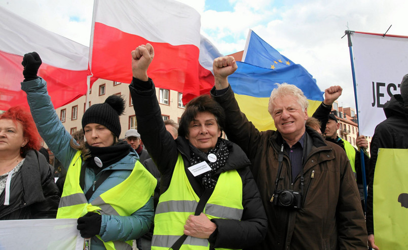 Gazeta napisała w czwartek, że "policyjni tajniacy śledzą działaczy stowarzyszenia Obywatele RP i posła opozycji Ryszarda Petru, lidera Nowoczesnej".