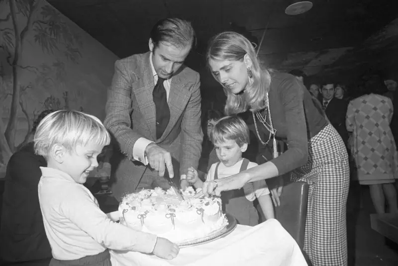 Joe Biden z synami i pierwszą żoną. 20 listopada 1972 r. Fot. Bettmann