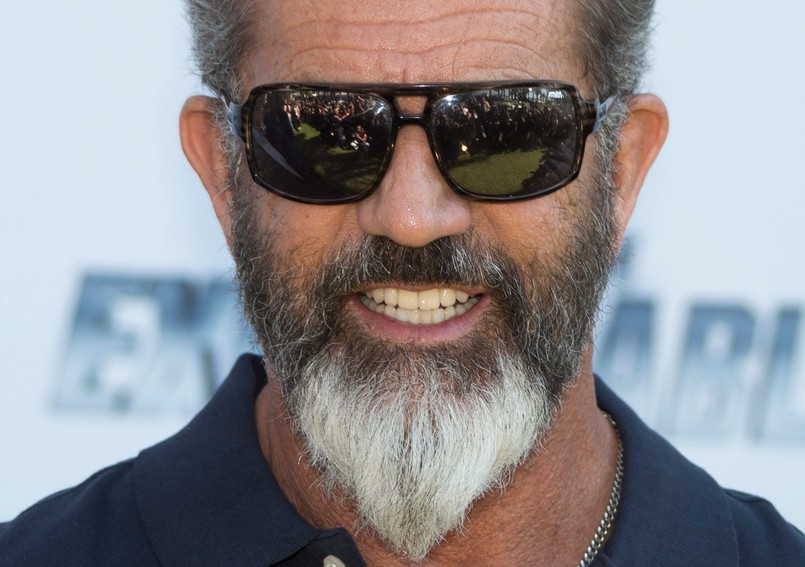 W trzeciej części wybuchowych przypadków "Niezniszczalnych" Mel Gibson zagrał czarny charakter – Conrada Stonebanksa, kiedyś założyciela legendarnej drużyny, dziś jeden z potentatów handlu bronią. Właśnie jemu będą musieli stawić czoła najemnicy pod dowództwem Barneya Rossa…