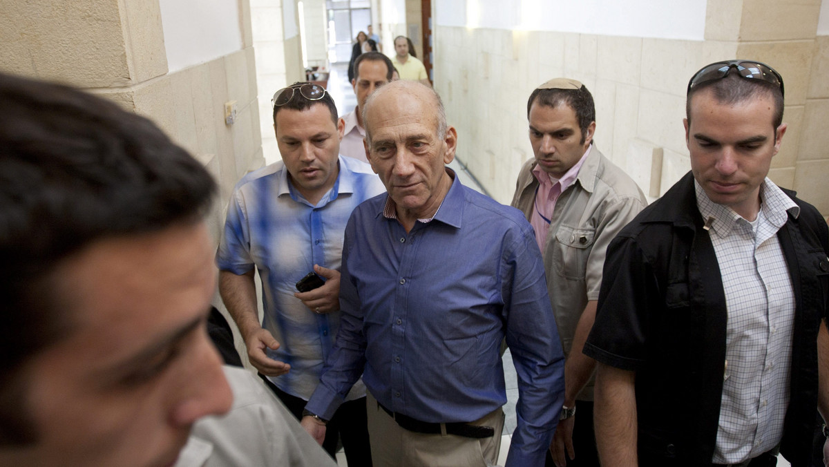 Były premier Izraela, Ehud Olmert, któremu postawiono trzy zarzuty korupcyjne, został dziś przed jerozolimskim sądem rejonowym uznany winnym jednego z nich - podaje izraelski serwis haaretz.com.