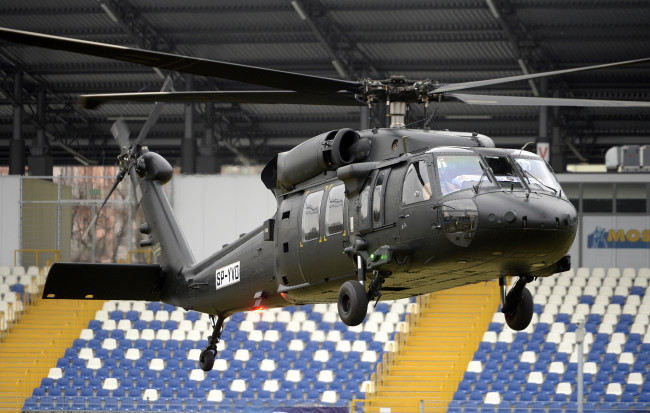Black Hawk wylądował na stadionie w Mielcu. Maszyna produkowana jest przez PZL Mielec, należący do Sikorsky Aircraft Corporation