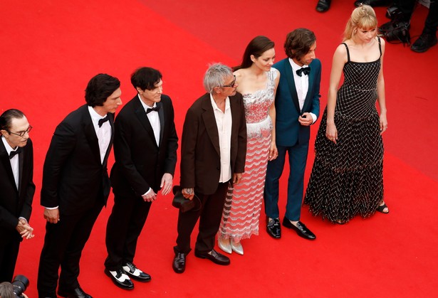 epa09326519 (L-R) Ron Mael, Adam Driver, Russell Mael, director Leos Carax, Marion Cotillard, Simon Helberg, and Angele arrive for the screening of 'Annette' and the Opening Ceremony of the 74th annual Cannes Film Festival, in Cannes, France, 06 July 2021. Presented in competition, the movie opens the festival which runs from 06 to 17 July. EPA/SEBASTIEN NOGIER / POOL Dostawca: PAP/EPA.