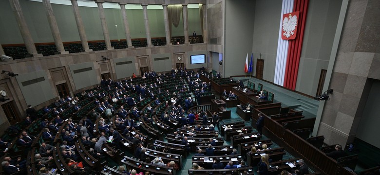 Jedno z ugrupowań spada z podium. A ta partia zalicza spory awans. NOWY SONDAŻ